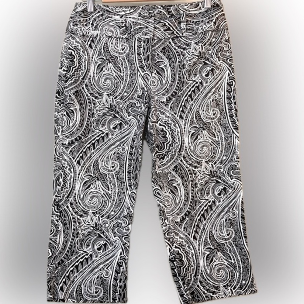 BAMBOO TRADERS - Women’s White & Black Paisley Capris Size Small